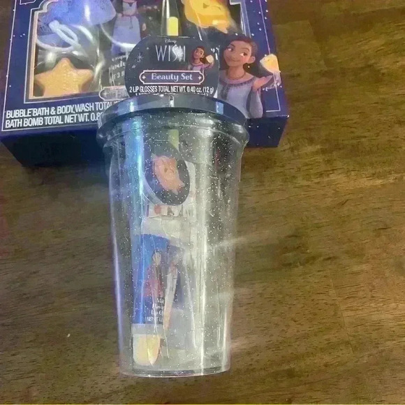 Disney Wish Beauty Set with Tumbler and Bath Set - Picture 3 of 5